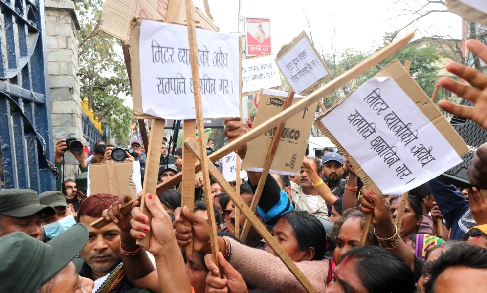 मिटरब्याज पीडित र महानगर प्रहरीबीच धकेलाधकेल