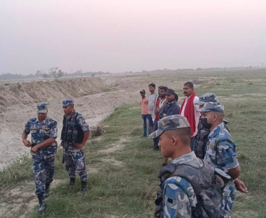 भारतले सिरहाको औरहीमा दशगजामै अवैध बाँध निर्माण गर्दै
