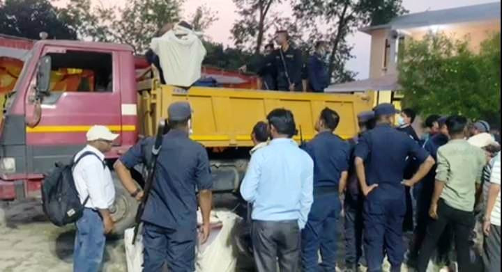 मतपेटिका मतगणनास्थलमा ल्याइदै