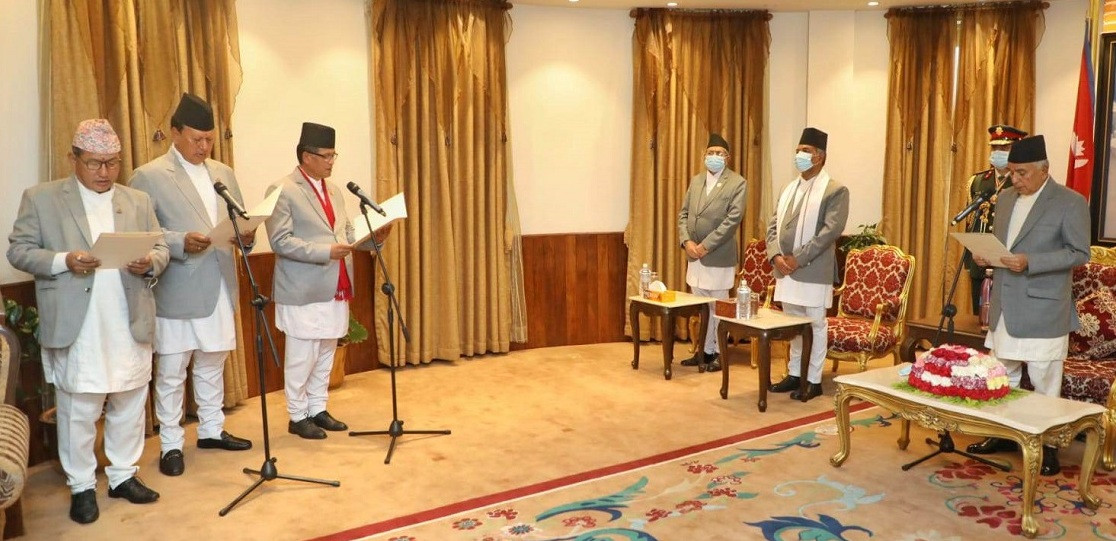 नवनियुक्त तीन मन्त्रीले लिए शपथ ग्रहण