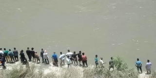 सीटीईभीटीका निर्देशकहरु सवार गाडी सुनकोशीमा खस्यो,खोजी जारी