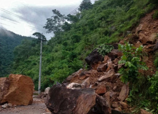 अवरुद्ध बनेको पृथ्वी राजमार्ग एकतर्फी सञ्चालनमा