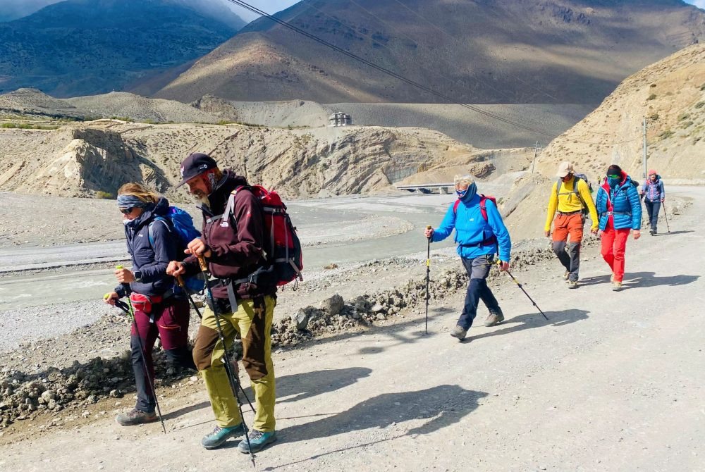 मुस्ताङ भित्रने पर्यटक र तीर्थयात्रीको स्वास्थ्य परीक्षण