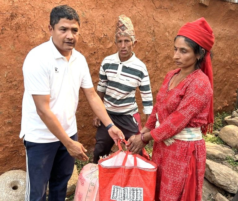 आगलागी पीडितलाई राहत प्रदान