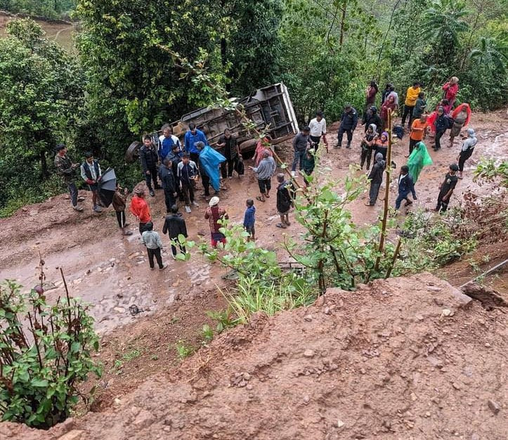 पिकअफ जिप दुर्घटना हुदा १६ यात्रु घाइते