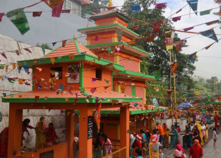 शिव मन्दिरमा भक्तजनको घुइँचो